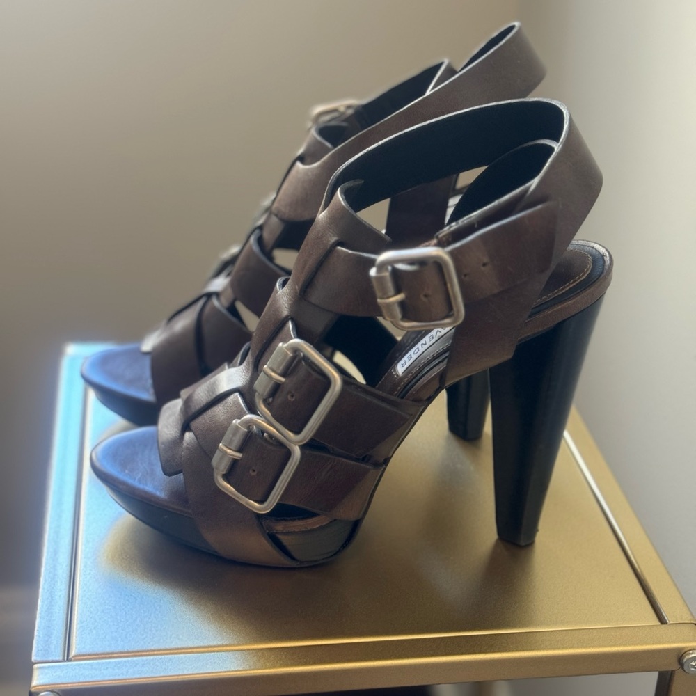 Vera Wang Flora Elephant platform heels. Size 7M.